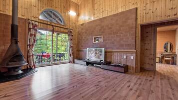 Villa (Vinus) | Woonruimte | Een flatscreentelevisie