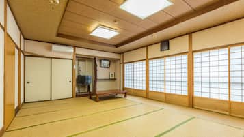 Japanese Style Quintuple Room with Shared Bathroom, Smoking | Desk, free WiFi, bed sheets