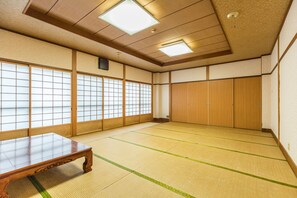 Habitación tradicional, para no fumadores, baño compartido (Quintuple, Japanese Style) | Escritorio, wifi gratis y ropa de cama