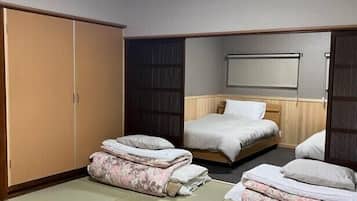 Japanese Style Quadruple Room with Shared Bathroom, Non Smoking | Desk, free WiFi, bed sheets