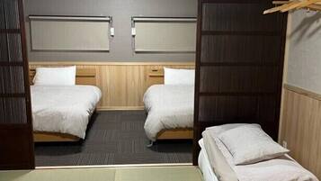 Chambre Quadruple Tradition, non-fumeurs, salle de bains commune (Japanese Style) | Bureau, Wi-Fi gratuit, draps fournis