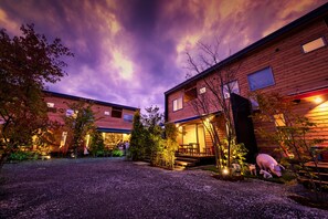 Vista frontal de la propiedad por la tarde o noche