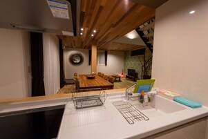 Refrigerador, microondas, placa de cocina, tetera/pava eléctrica