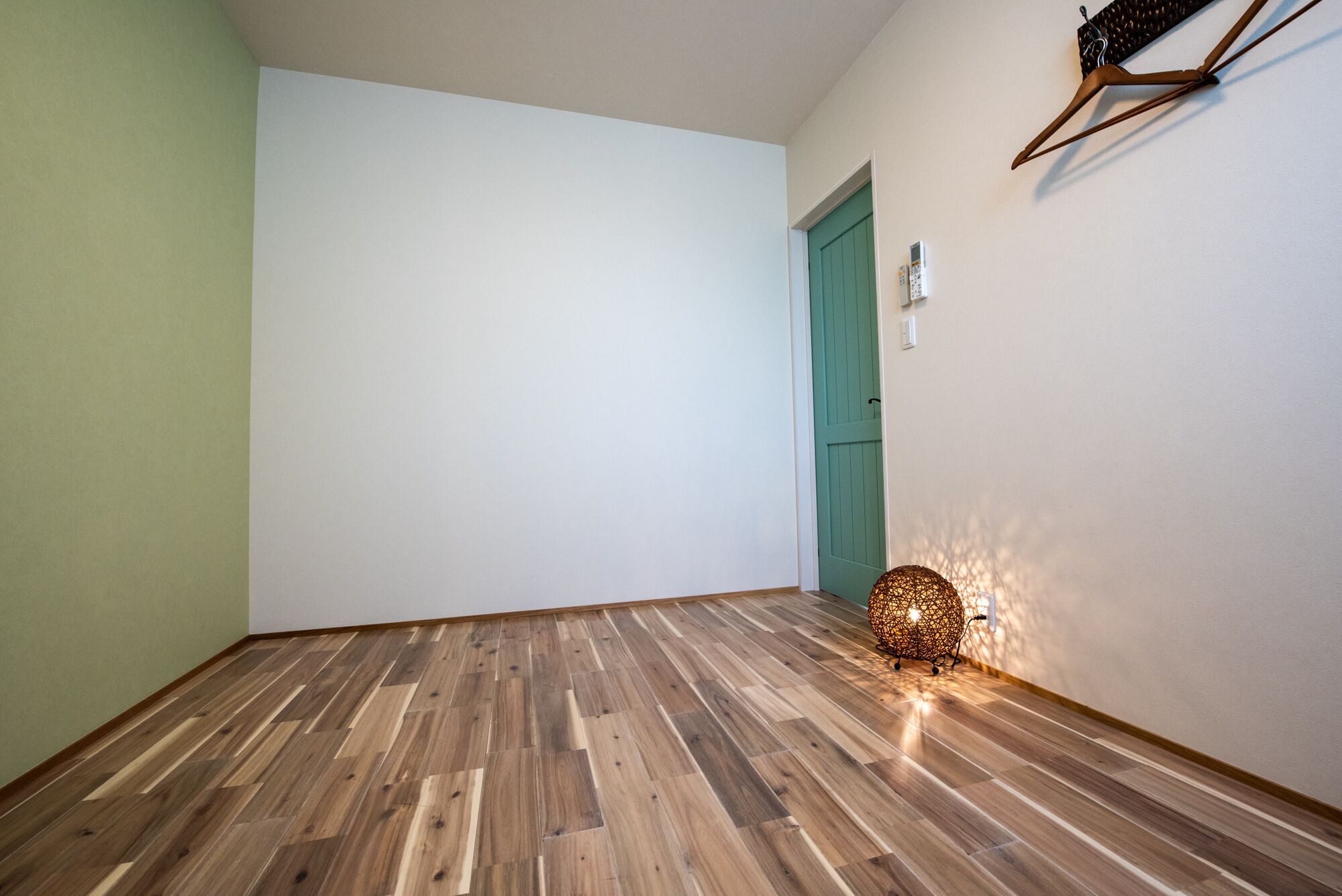 Soundproofing, free WiFi, bed sheets