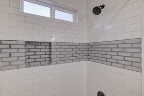 Duschwanne, Haartrockner, Bidet, Handtücher