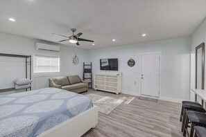 4 bedrooms, iron/ironing board, free WiFi, bed sheets