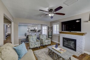 Smart TV, Netflix, Hulu, streaming services