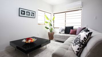 Private Vacation Home | Living room | Flat-screen TV, DVD player
