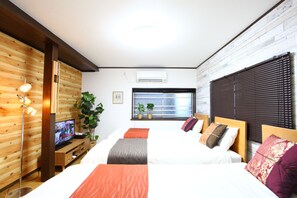 4 bedrooms, individually decorated, individually furnished - Samy's Guest House (Osaka)