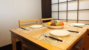 Talo (Private Vacation Home) | Ruokailu omassa huoneessa