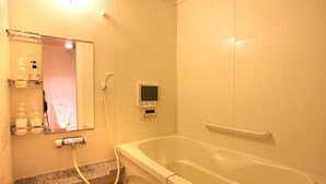 Talo (Private Vacation Home) | Kylpyhuone | Erillinen kylpyamme ja suihku, ilmaiset hygieniatuotteet