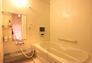 하우스 (Private Vacation Home) | 욕실 | 별도의 욕조 및 샤워 시설, 무료 세면용품, 헤어드라이어, 슬리퍼