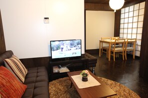 하우스 (Private Vacation Home) | 거실 공간 | 평면 TV, DVD 플레이어