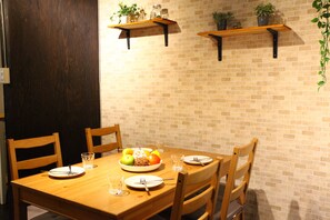 하우스 (Private Vacation Home) | 거실 공간 | 평면 TV, DVD 플레이어