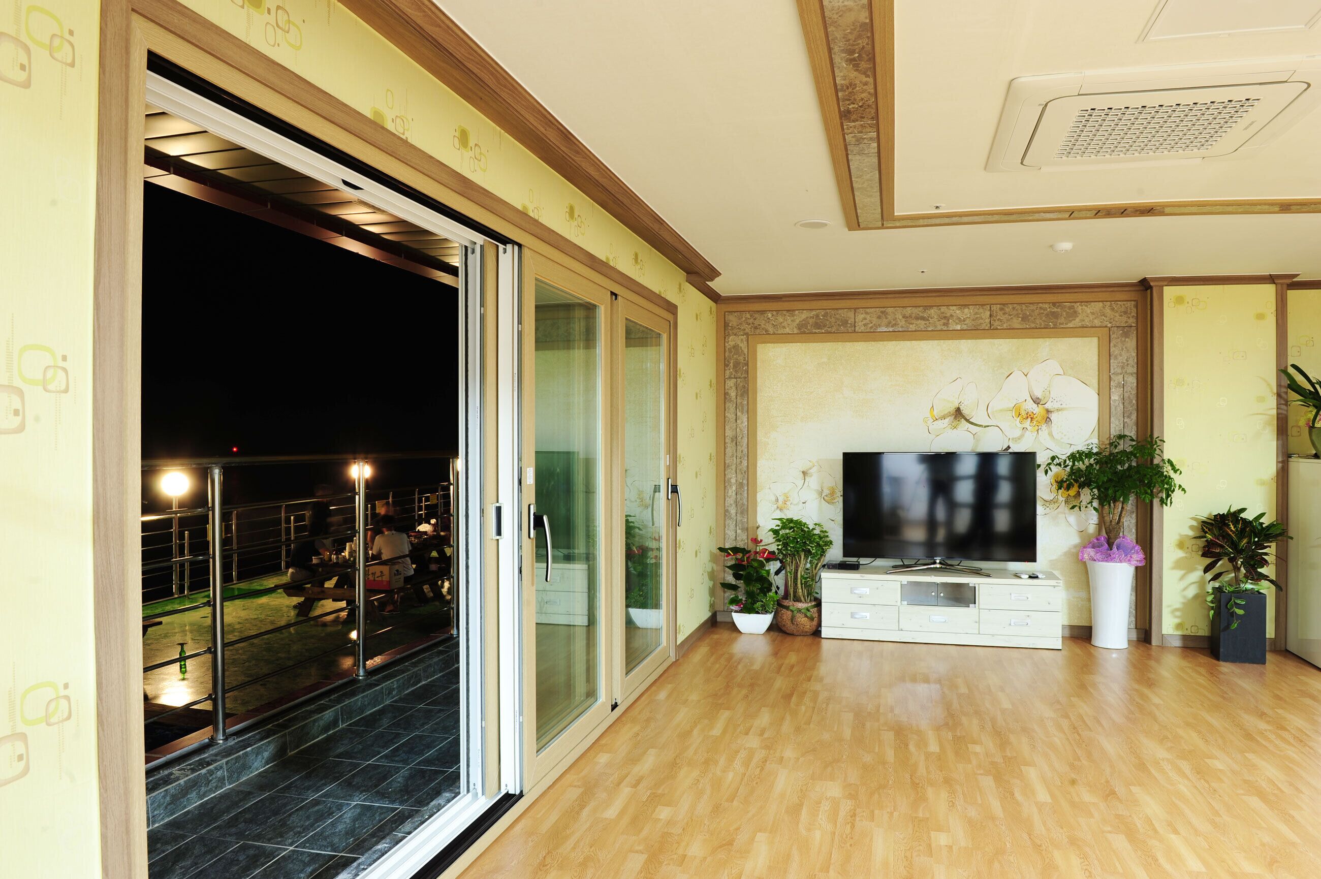 Habitación (Orchid Laon) | Área de sala de estar | Televisión de pantalla plana 