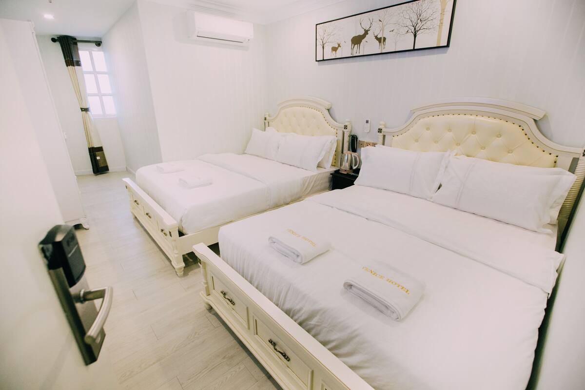 Executive Family Suite | In-room safe, laptop workspace, blackout drapes