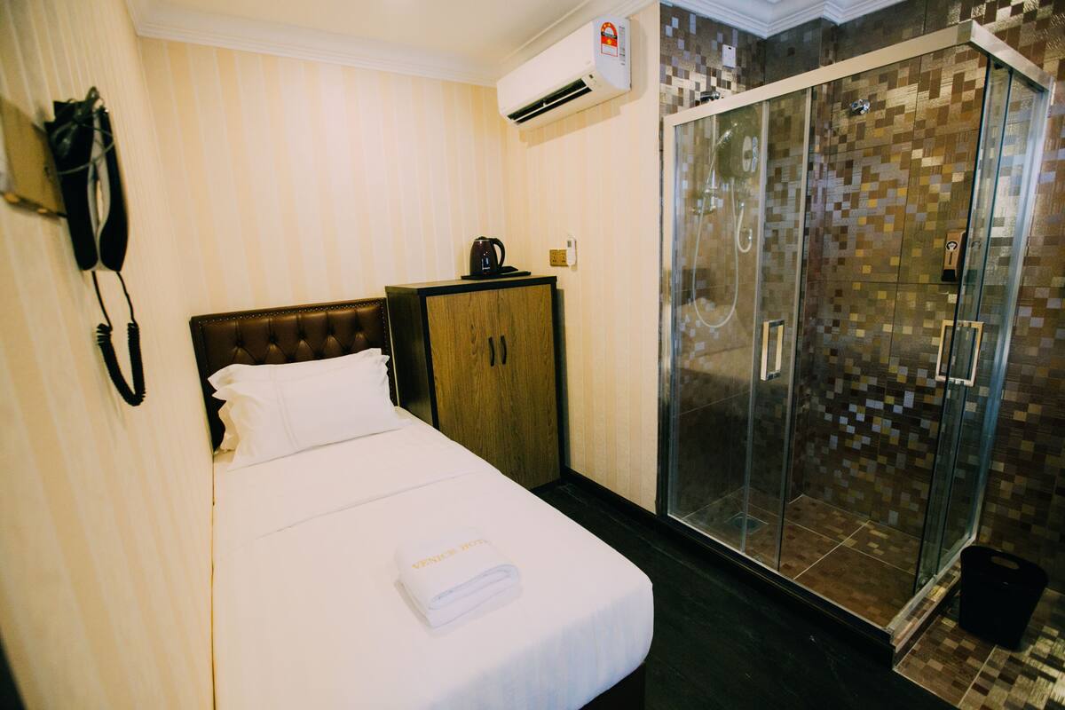 Studio Single | In-room safe, laptop workspace, blackout drapes