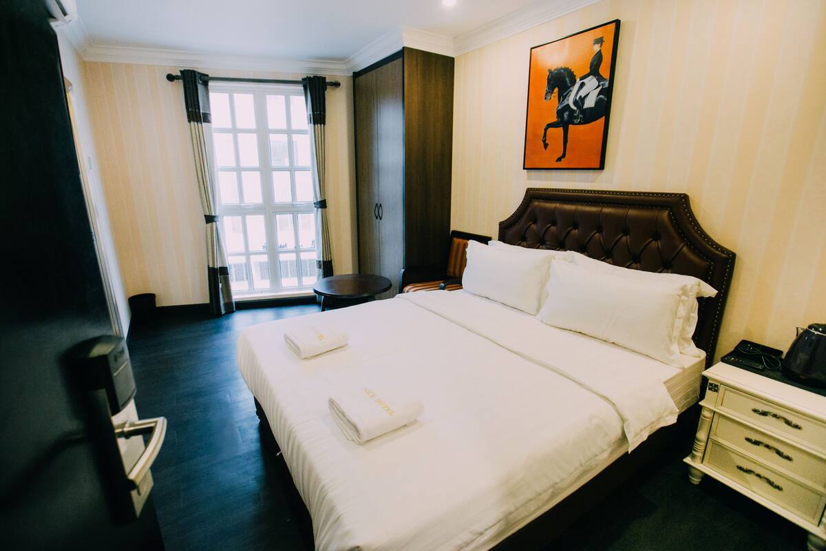 Studio Deluxe | In-room safe, laptop workspace, blackout drapes