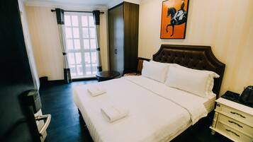 Deluxe Double Room | Peti besi dalam bilik, ruang kerja komputer riba