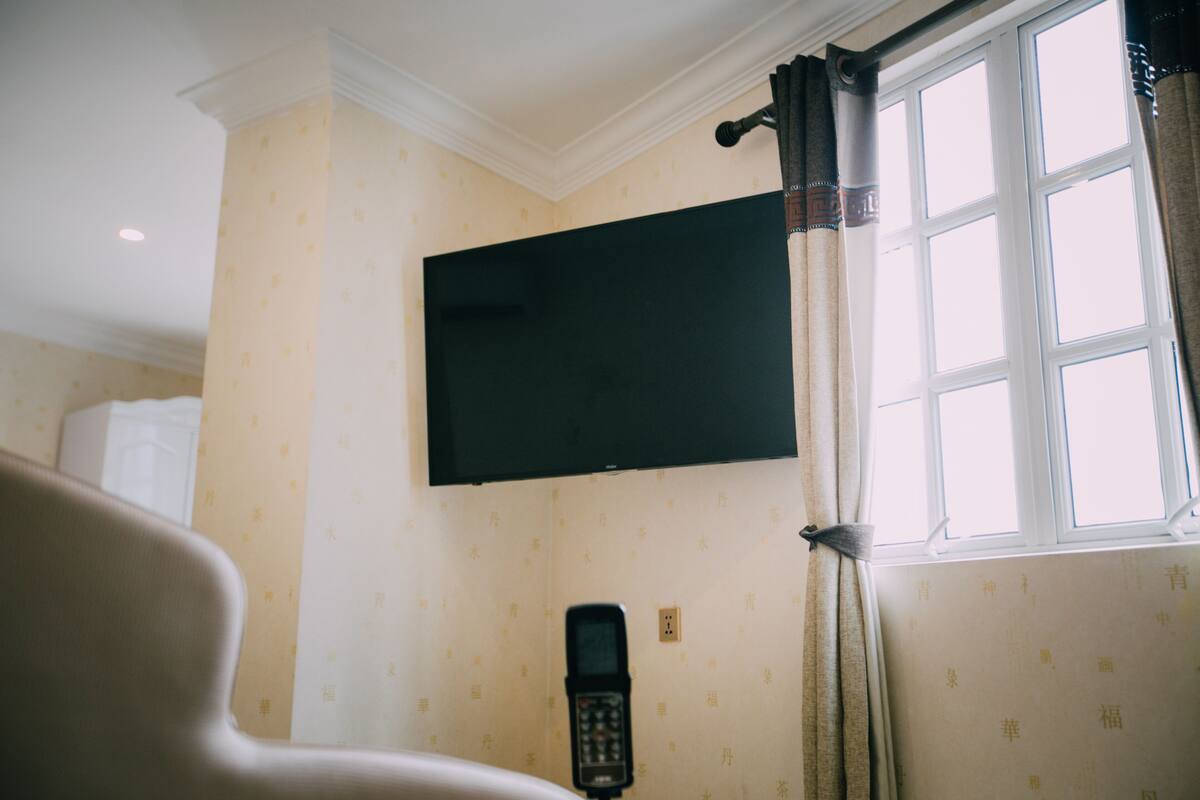 In-room safe, laptop workspace, blackout drapes