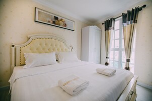 In-room safe, laptop workspace, blackout curtains