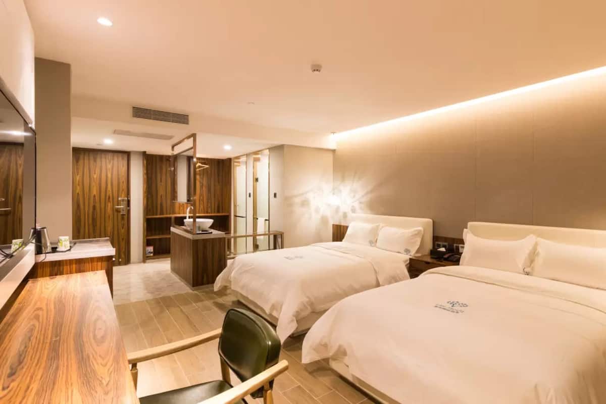 Kamar Twin Standar | Meja kerja, tirai kedap cahaya, Wi-Fi gratis, dan seprai linen
