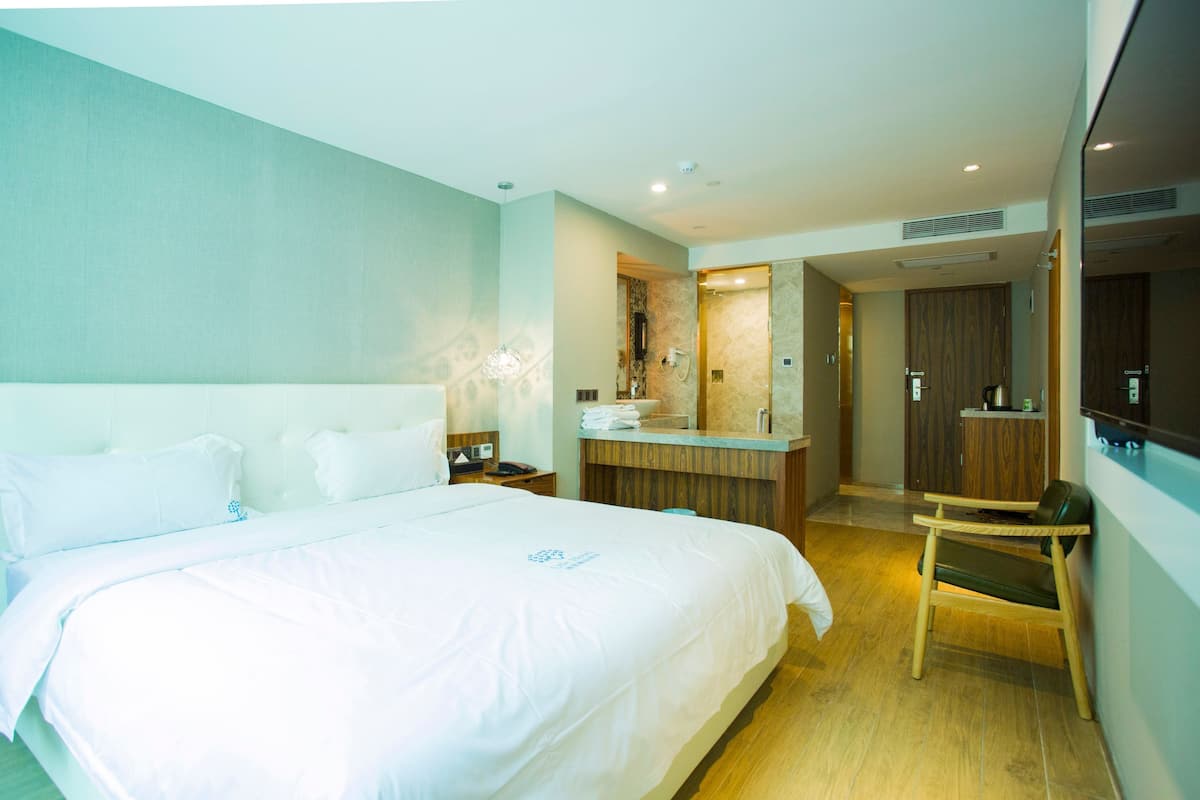 Kamar Double Standar | Meja kerja, tirai kedap cahaya, Wi-Fi gratis, dan seprai linen