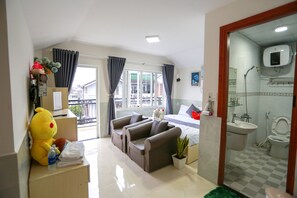 Minibar, desk, laptop workspace, soundproofing - Pham Nguyen Hostel (Da Lat)