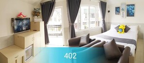 Minibar, desk, laptop workspace, soundproofing - Pham Nguyen Hostel (Da Lat)