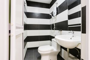 Standard Twin Room | Bathroom | Shower, rainfall showerhead, free toiletries, bidet - Super OYO 89495 Rich Hotel (Batu Pahat)