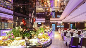 每日供應自助早餐 (費用另計)