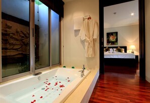 Kata Gardens 2 Bedroom Holiday Apartment 8A | ห้องน้ำ | ของใช้ในห้องน้ำฟรี, ไดร์เป่าผม, ผ้าเช็ดตัว