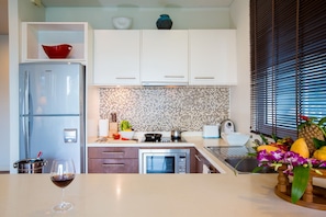 Kata gardens penthouse seaview with rooftop 8C | Cuisine privée | Réfrigérateur, micro-ondes, four, plaque de cuisson