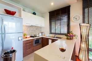 Kata gardens penthouse seaview with rooftop 8C | Cuisine privée | Réfrigérateur, micro-ondes, four, plaque de cuisson