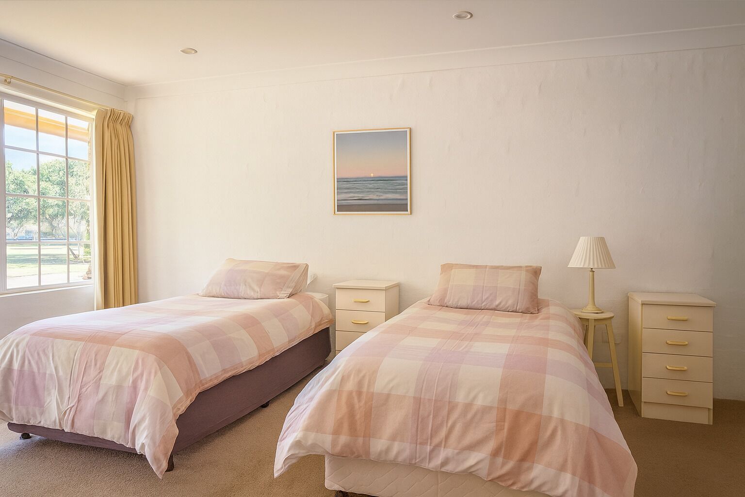 Værelse med 2 enkeltsenge | Individuelt design, arbejdsområde til bærbare computere