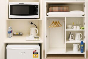 Fridge, microwave, espresso maker, electric kettle - Motel Royal Tara (Binalong)