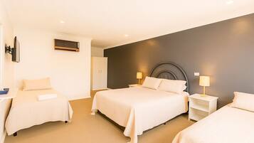 Suite estudio familiar | Decoración personalizada y espacio para trabajar con laptop