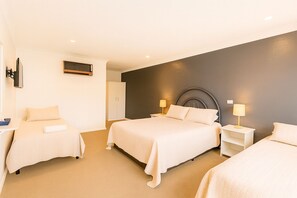 Habitació quàdruple familiar | Decoració individual i espai de treball apte per a portàtils 