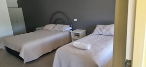 Family Room | Individually decorated, laptop workspace, iron/ironing board, free WiFi - Motel Royal Tara (Binalong)