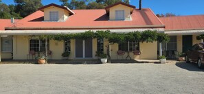 Front of property - Motel Royal Tara (Binalong)