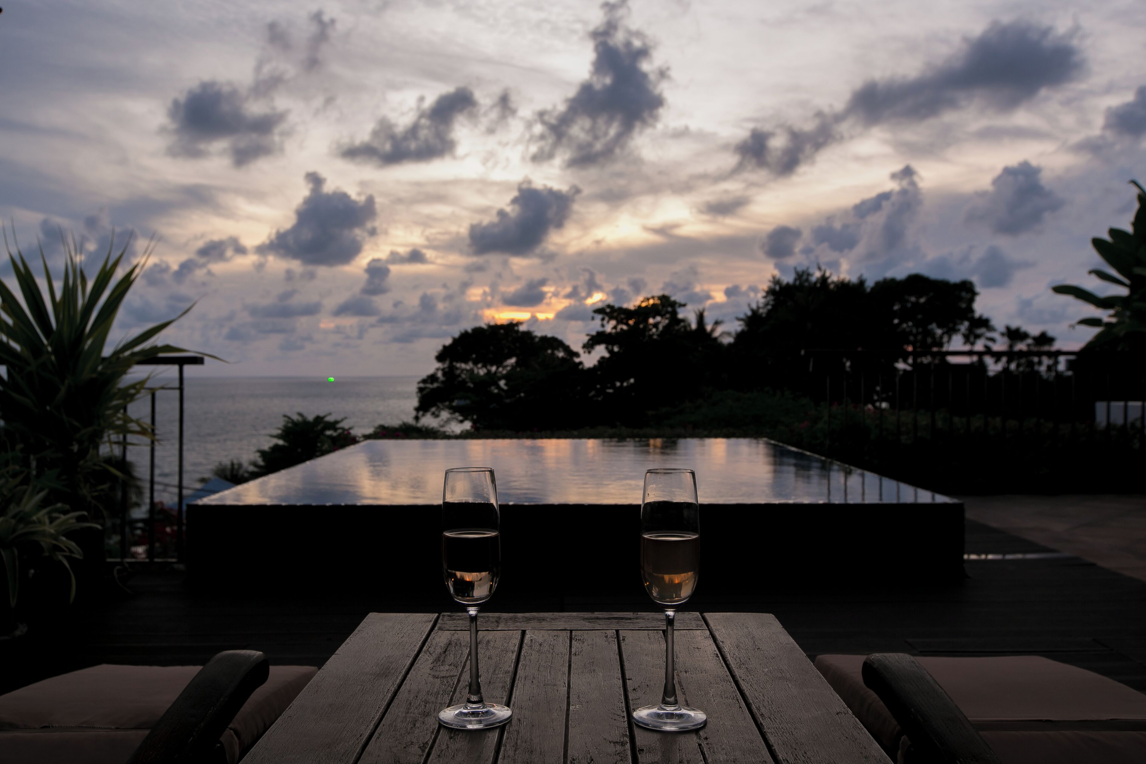 สระว่ายน้ำกลางแจ้ง