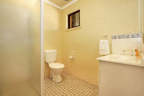 Room 4 | Bathroom