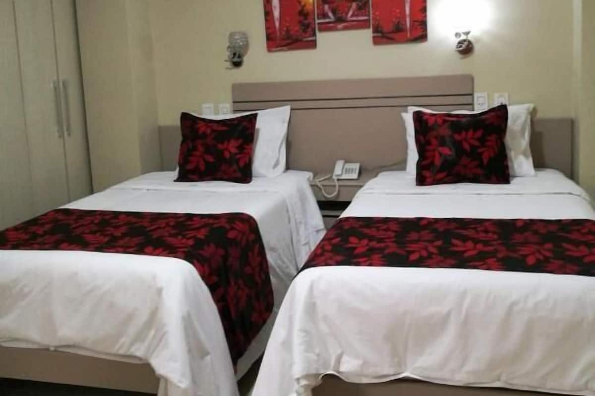 Quarto casal básico | Escrivaninha, Wi-Fi de cortesia
