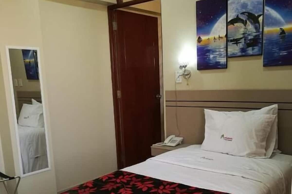 Quarto solteiro básico | Escrivaninha, Wi-Fi de cortesia