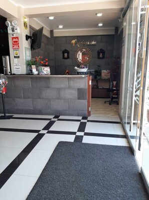 ฝ่ายต้อนรับ