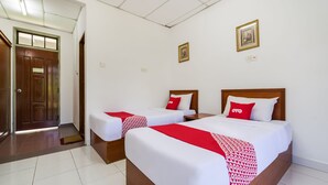 A hotel room with two beds, a wooden door, and a tiled floor. - Hotel O Terap Inn Kuala Nerang (Kuala Nerang)