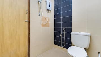 Deluxe-Zweibettzimmer | Badezimmer | Dusche, kostenlose Toilettenartikel, Bidet, Handtücher