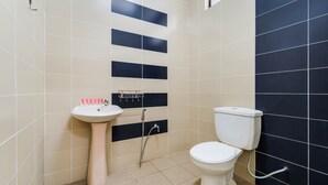 A bathroom with a sink, toilet, and a shower. - Hotel O Terap Inn Kuala Nerang (Kuala Nerang)