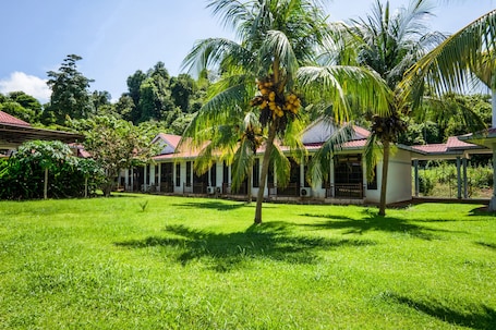 Garden view. Hotel O Terap Inn Kuala Nerang