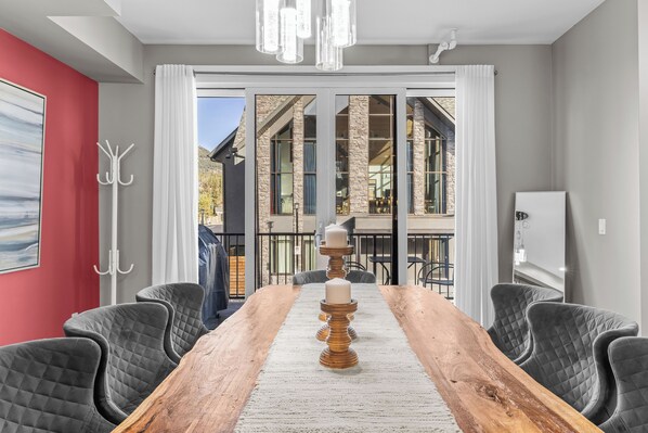 Dining - M2- Canmore Premium Stay- AirCon, 5BD, 4.5BT, Private Hot Tub, sleeps 12 (Canmore)